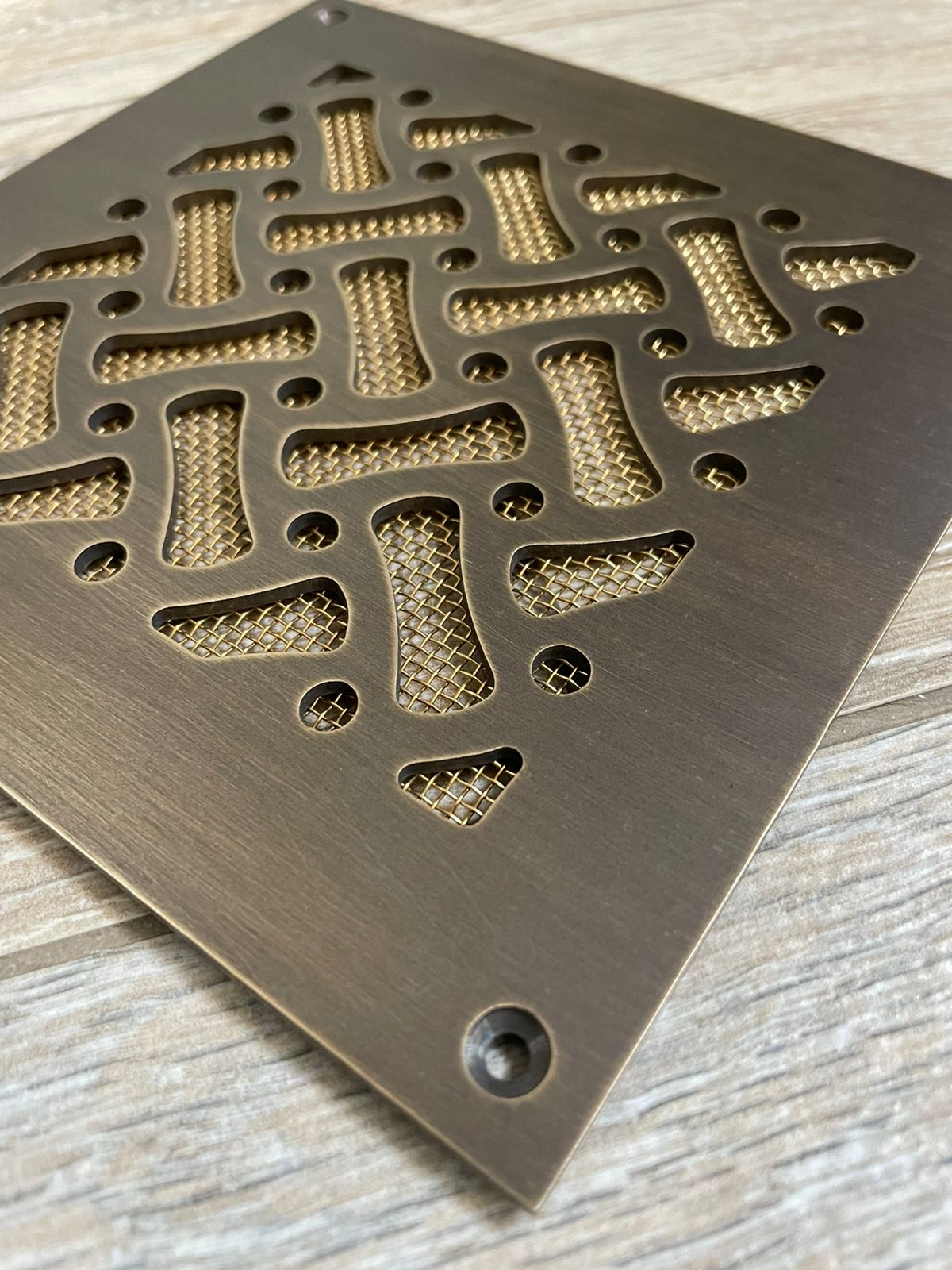 Вентиляционная решетка латунная с патиной LR-06 150х150