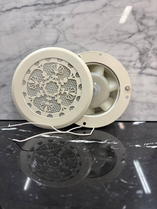 Диффузор на магнитах с вентилятором ТД100 бежевый RAL1013 цветочный орнамент 100 мм